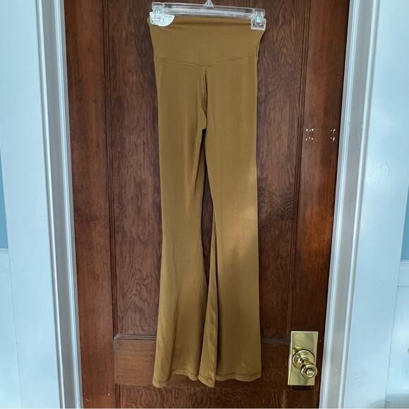 NWT Aerie Offline Real Me Crossover Flare Leggings Gold‎ Medium - Picture 3 of 9